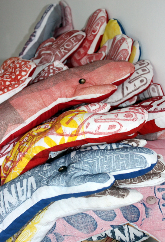 serre-moi-fort-mais-pas-trop-linogravure-tissu-samia-kachkachi-1